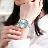 Relógio feminino Curren, com pulseira de couro.