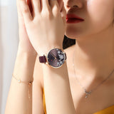 Relógio feminino Curren, com pulseira de couro.